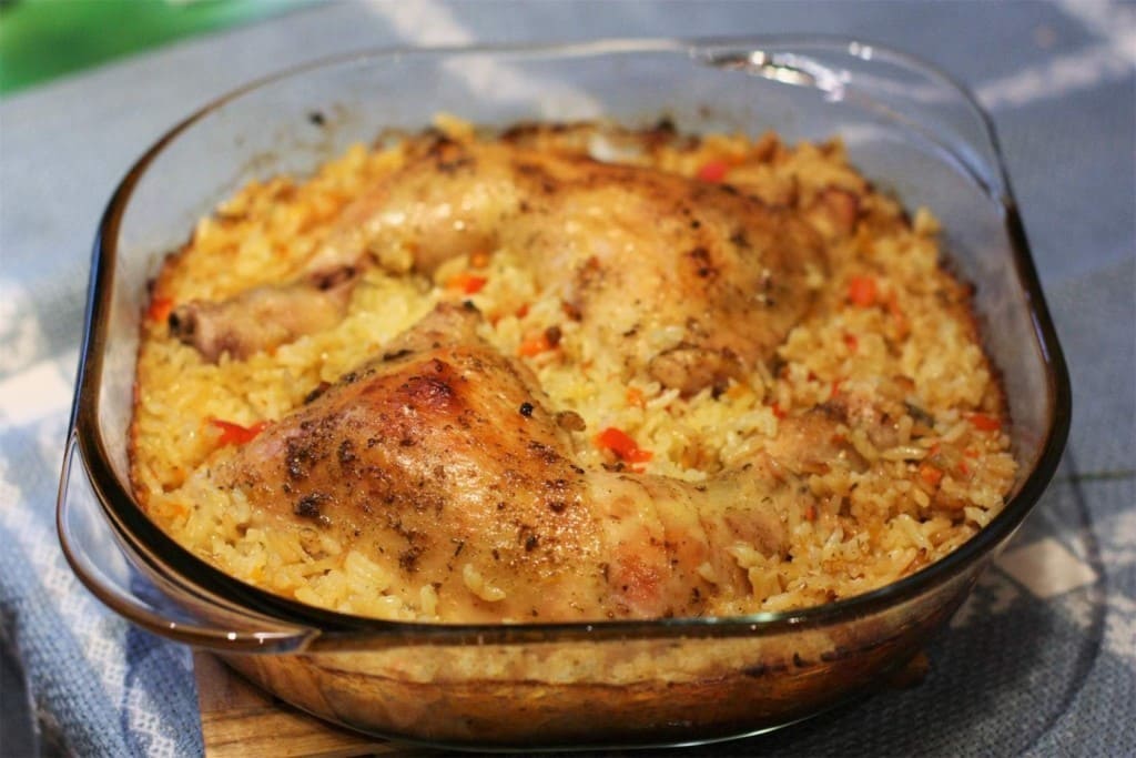 Курица с рисом на сковороде вкусный. Рис с курицей в духовке. Курица запеченная с рисом в духовке. Куриные бедра с рисом в духовке. Рис КС курицей в духовке.